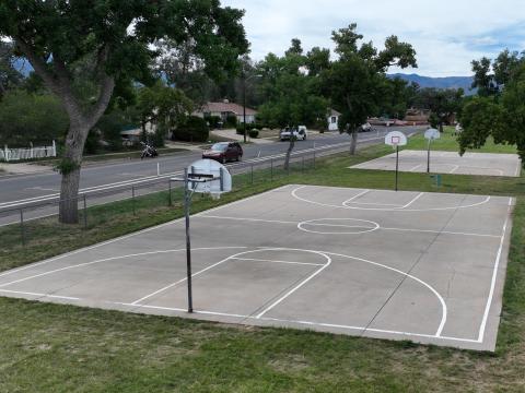 An image of the basketball courts at Memorial Park prior to renovation.